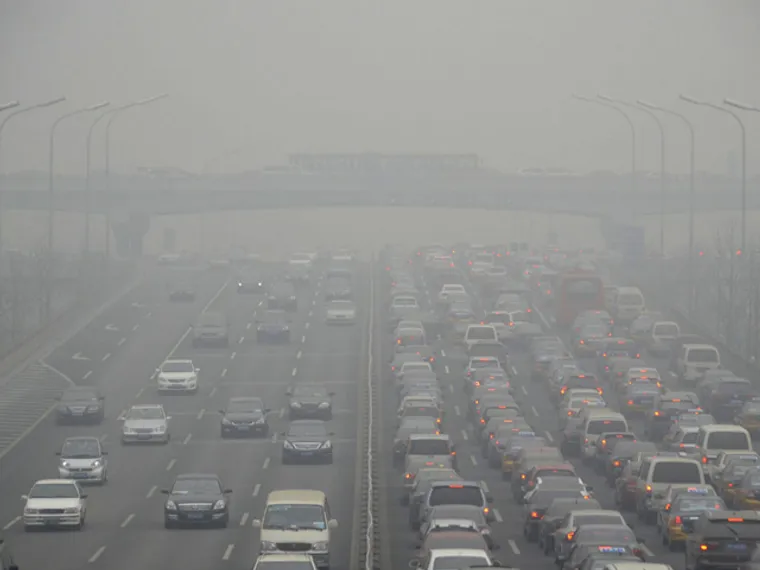 Капитал - Смог парализовал движение в Пекине