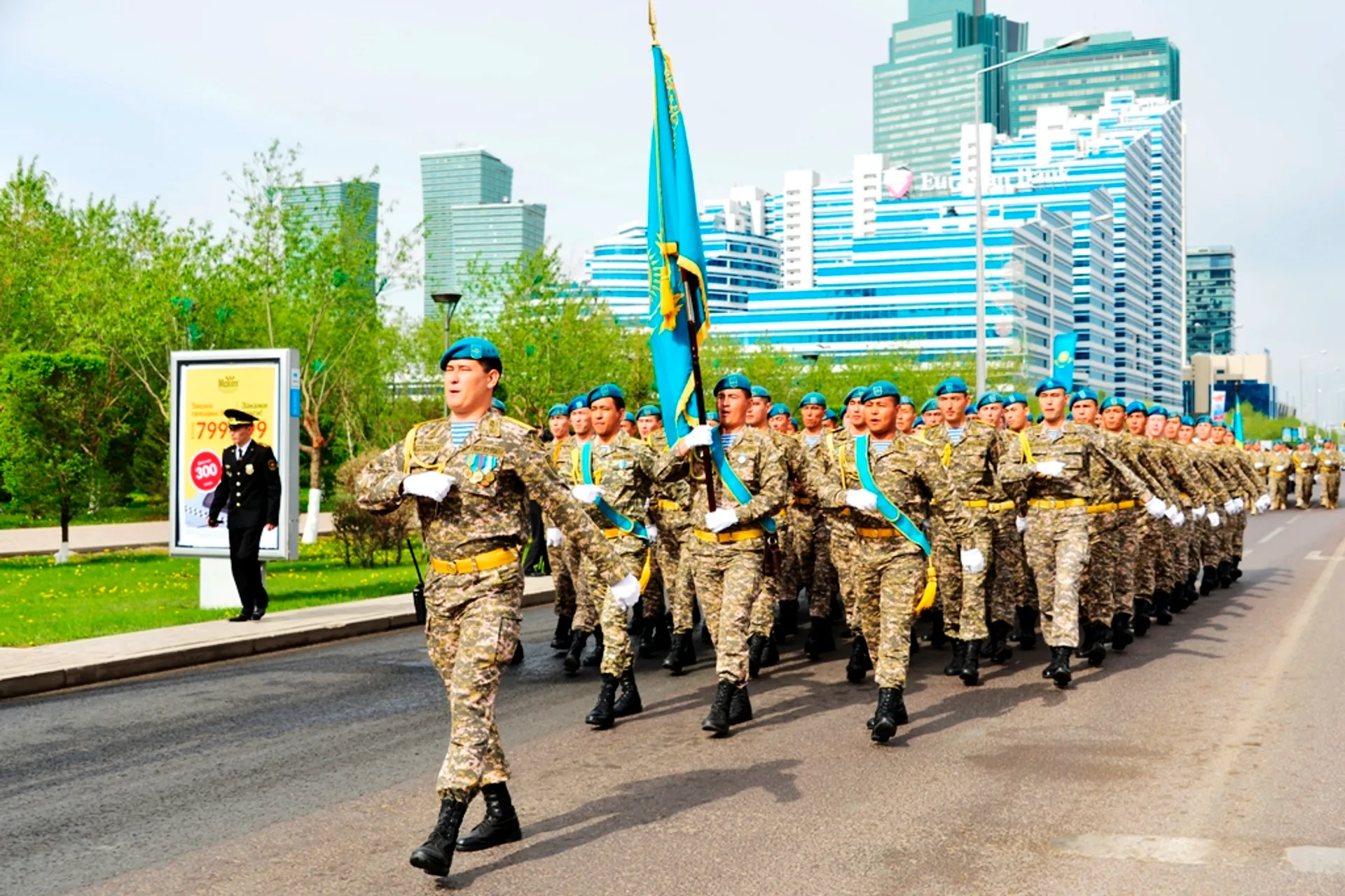 Капитал - Военнослужащие сделали подарок жителям Астаны