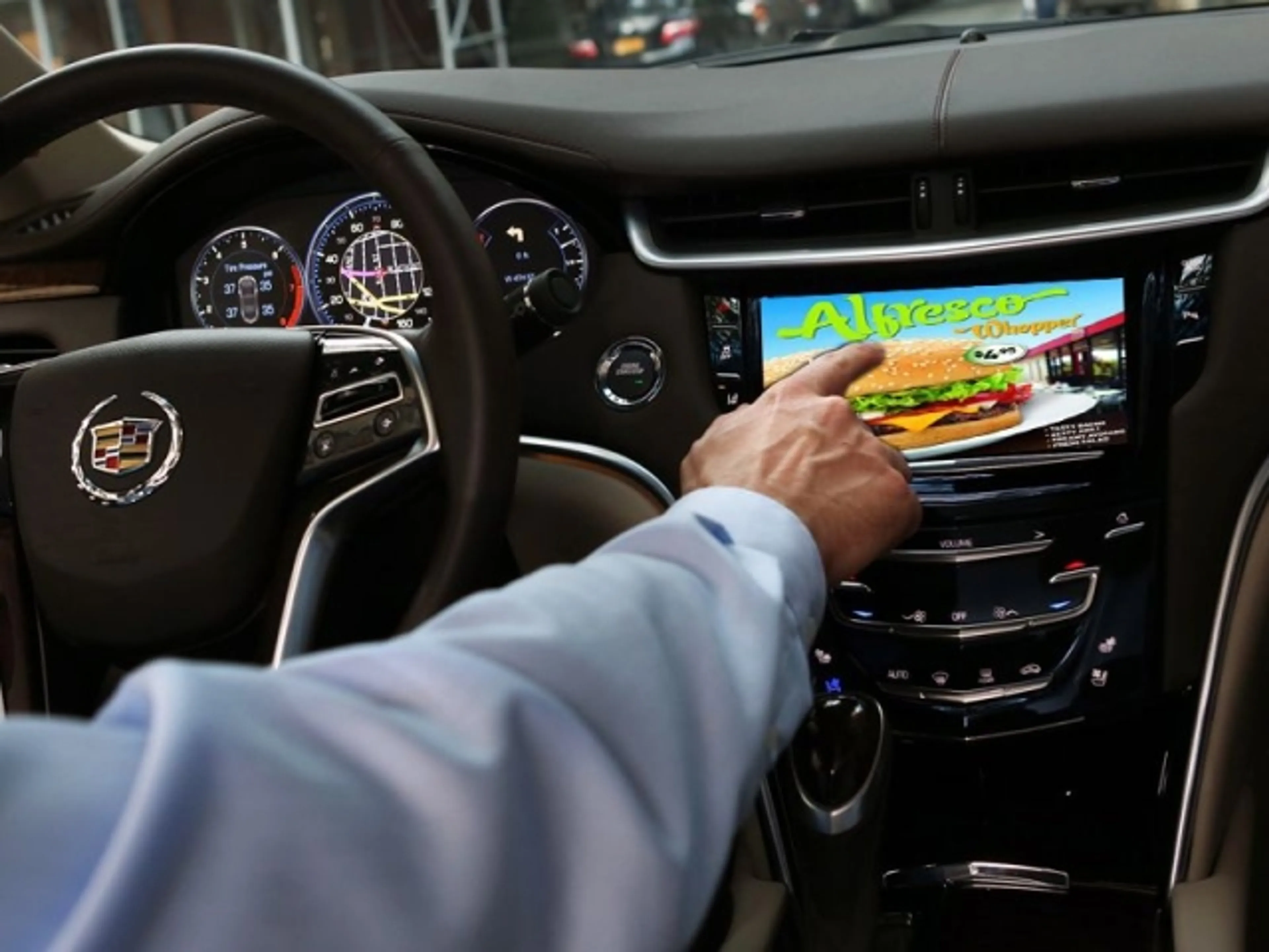 Капитал - General Motors покажет рекламу в автомобилях