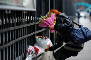 Капитал - Алматинцы несут цветы к консульству России