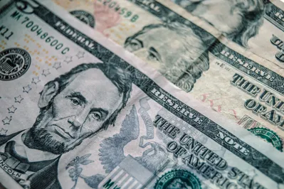 Доллар закрыл биржевые торги на уровне 390 тенге