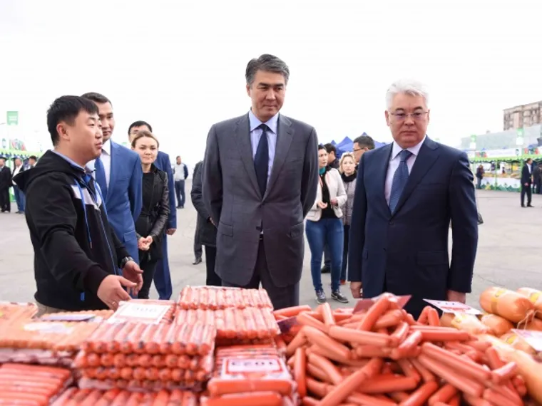 Капитал - Акимы Астаны и ЮКО посетили столичную ярмарку