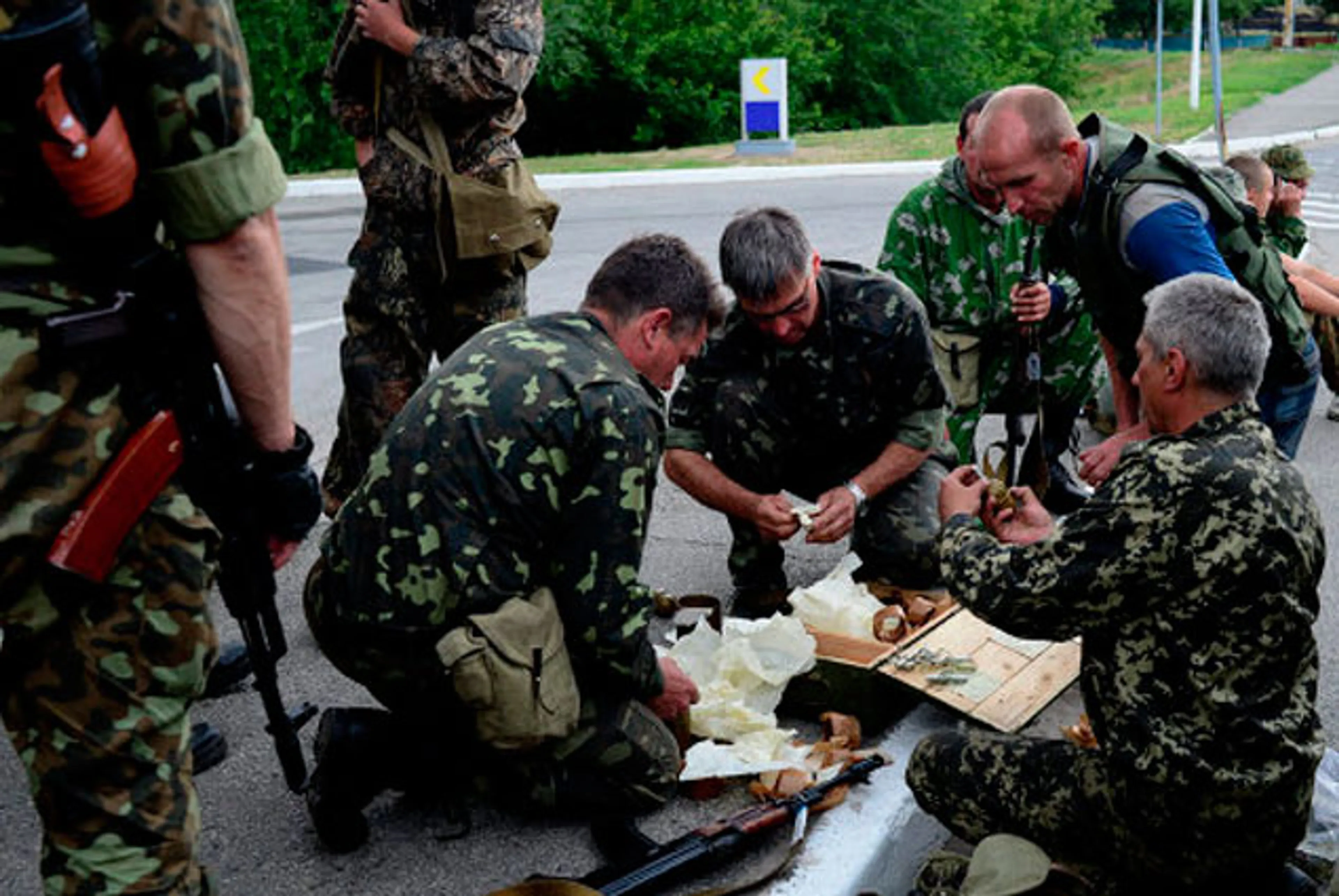 Капитал - Против силовиков и ополченцев на Донбассе воюет третья сторона