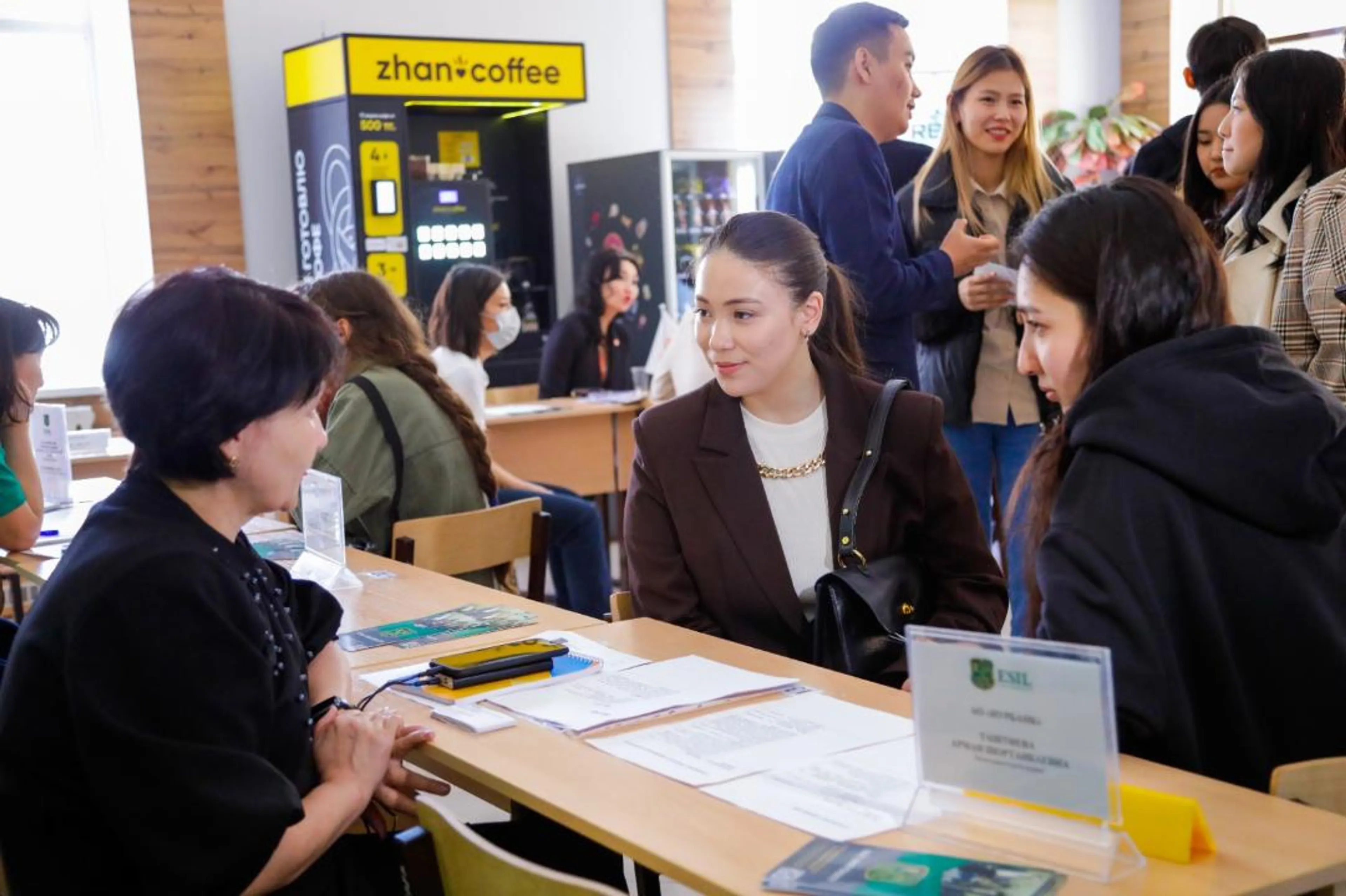 Капитал - Около 500 вакансий представили молодежи на ярмарке в Астане