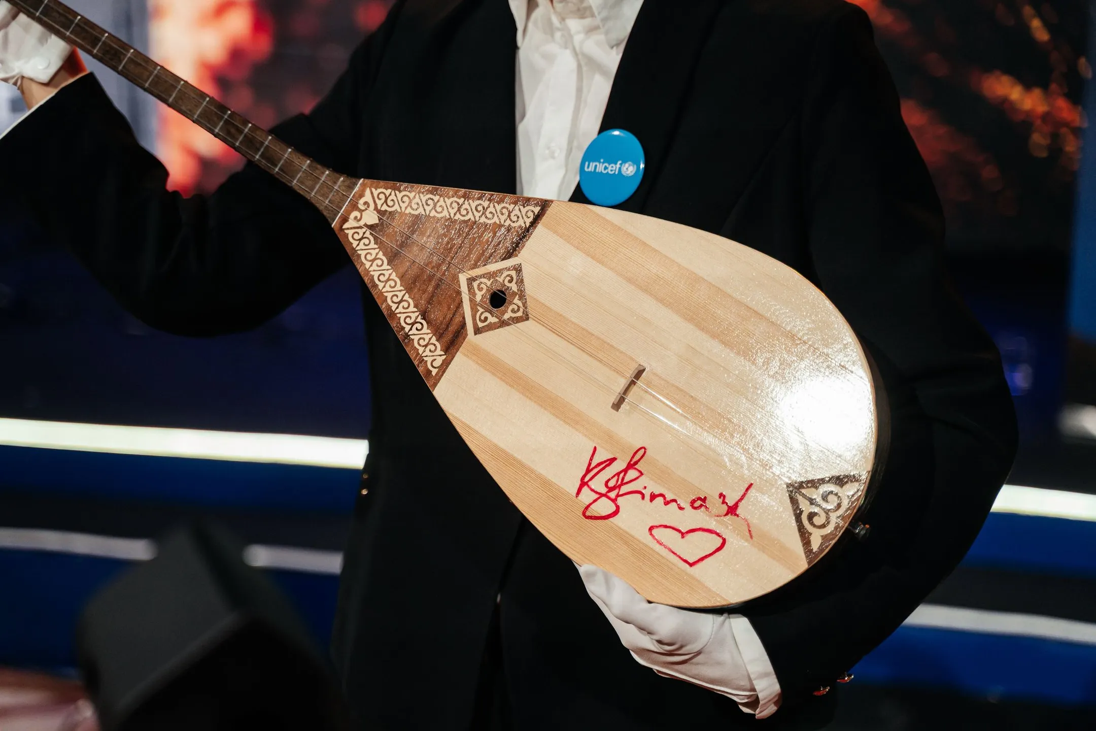 Домбыра Димаша Кудайбергена с личной подписью. @UNICEFKazakhstan/2025/AibekMurati