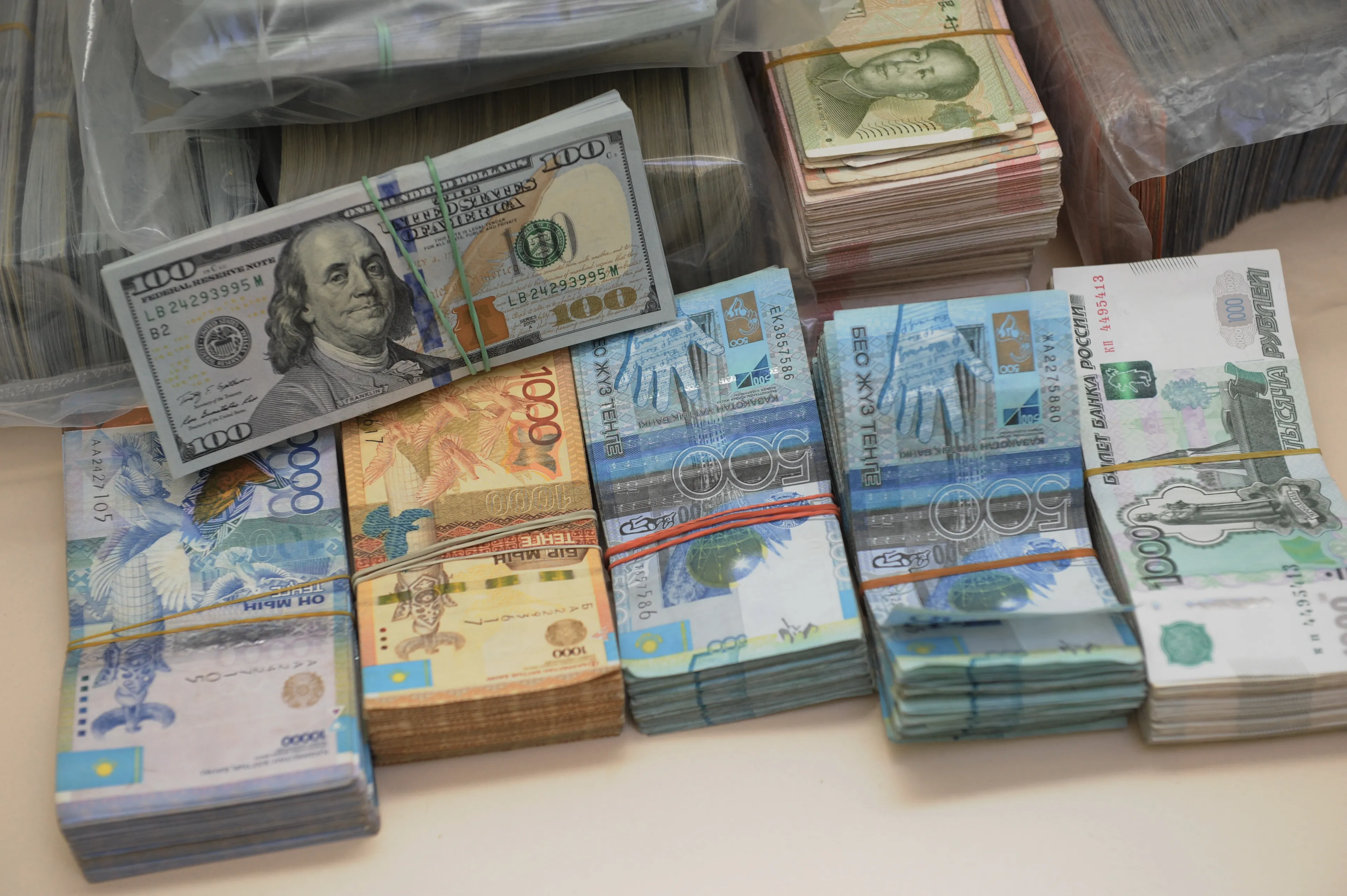 Капитал - За сутки нацвалюта потеряла 2 тенге