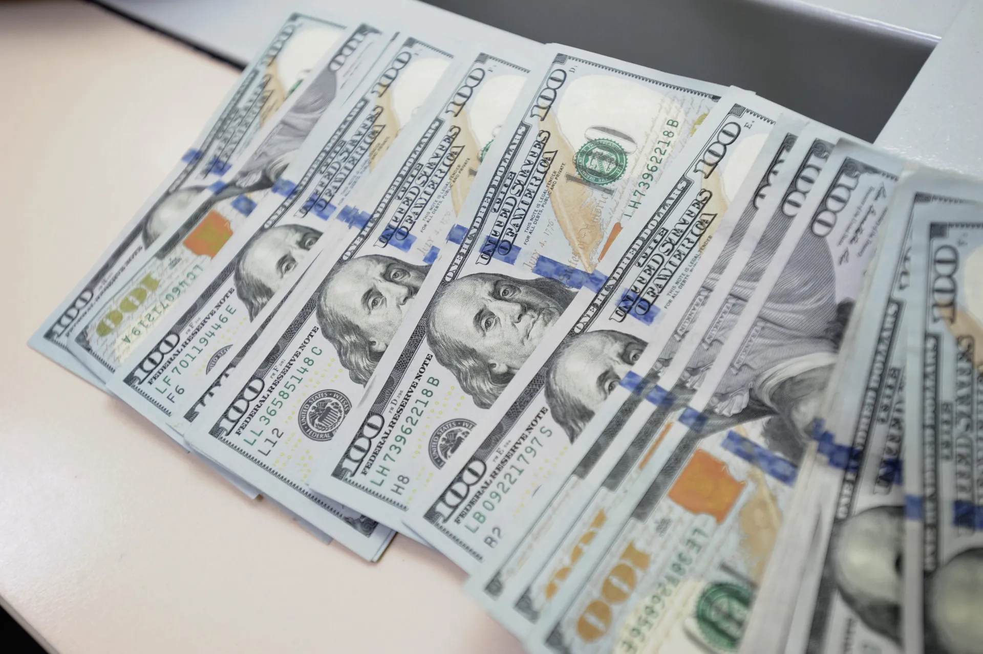 Капитал - В обменных пунктах доллар продают по 375 тенге