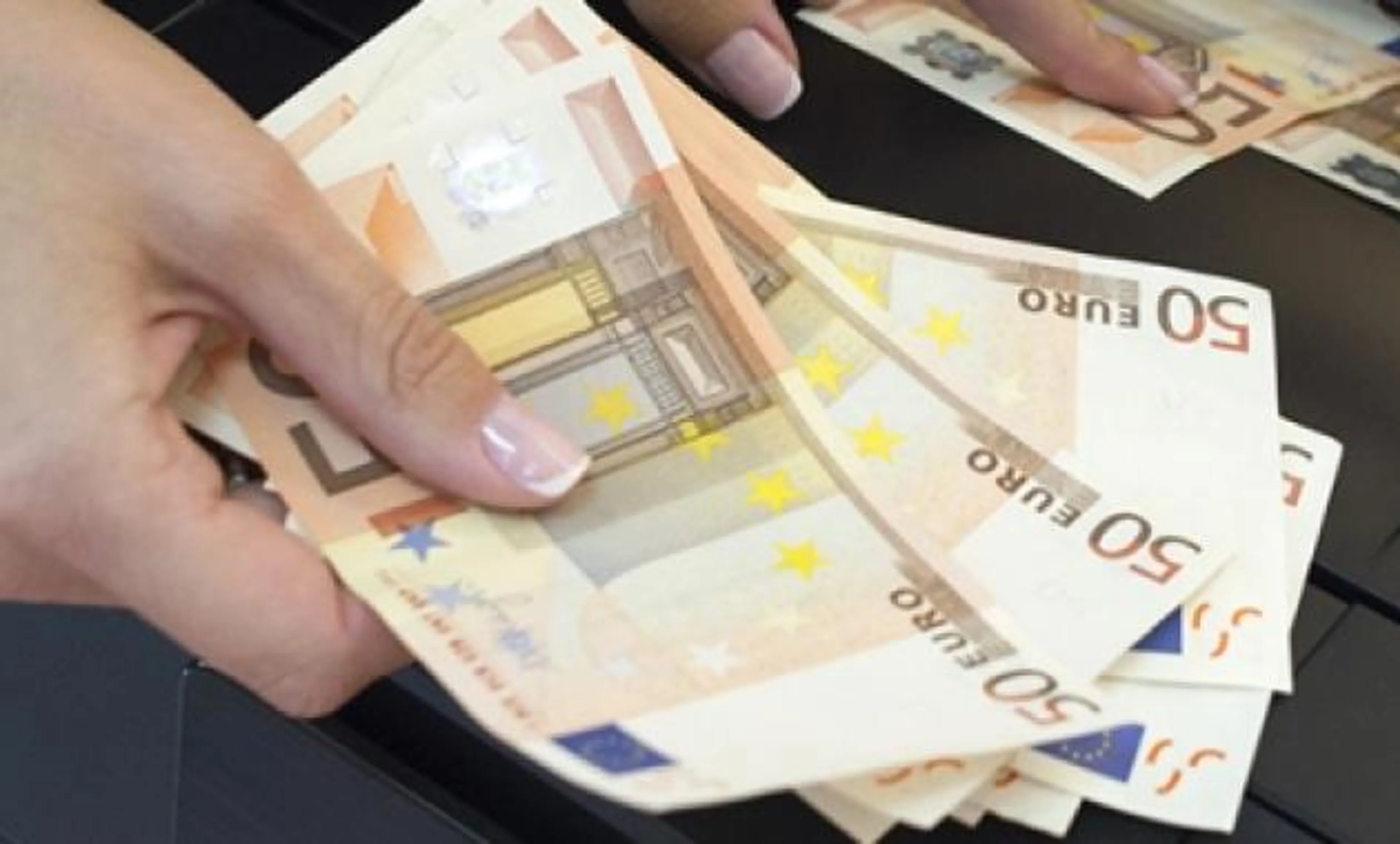 Капитал - Евро упал по отношению к доллару до самого низкого за 11 лет значения