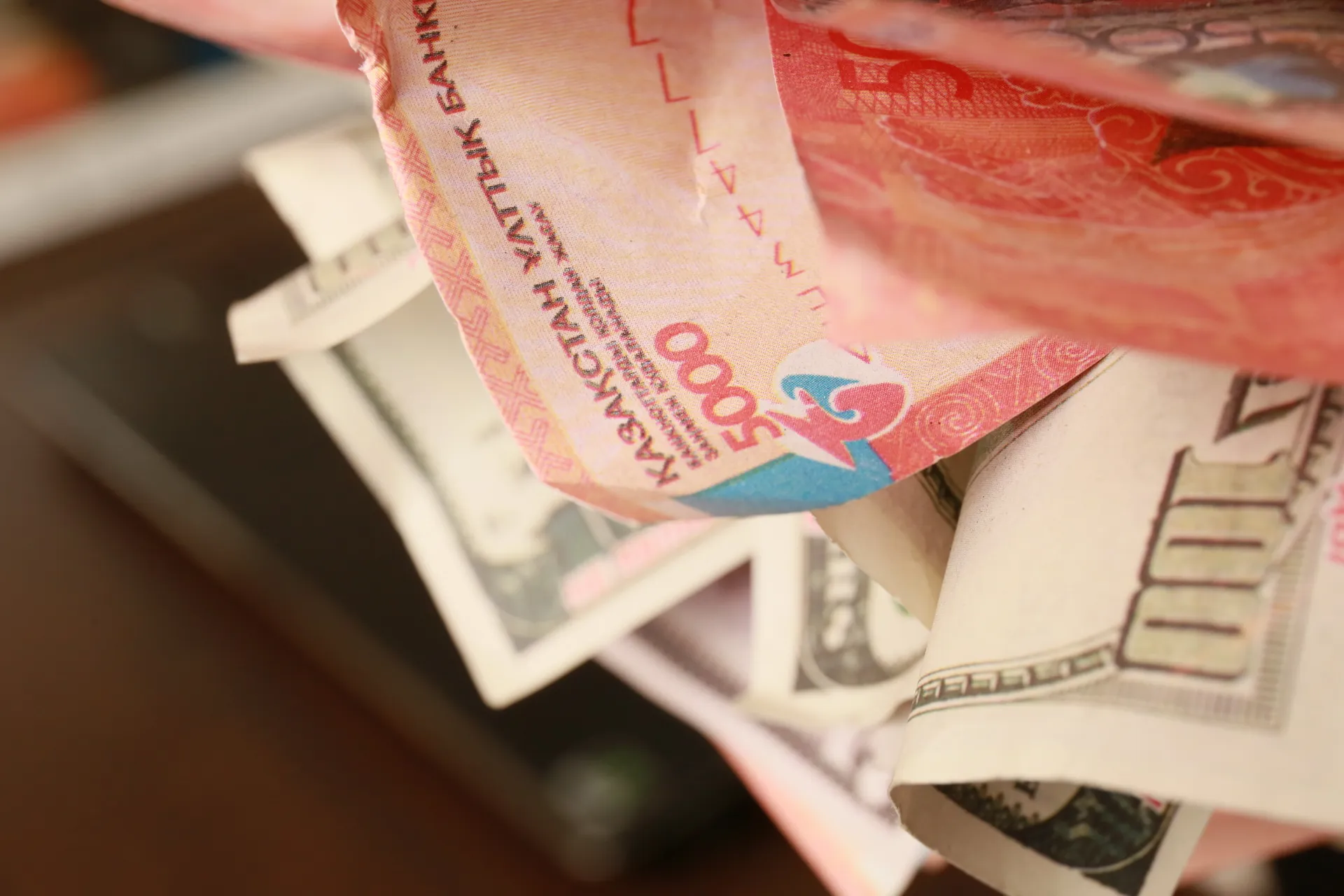 Капитал - Доллар начал торги с отметки 427 тенге