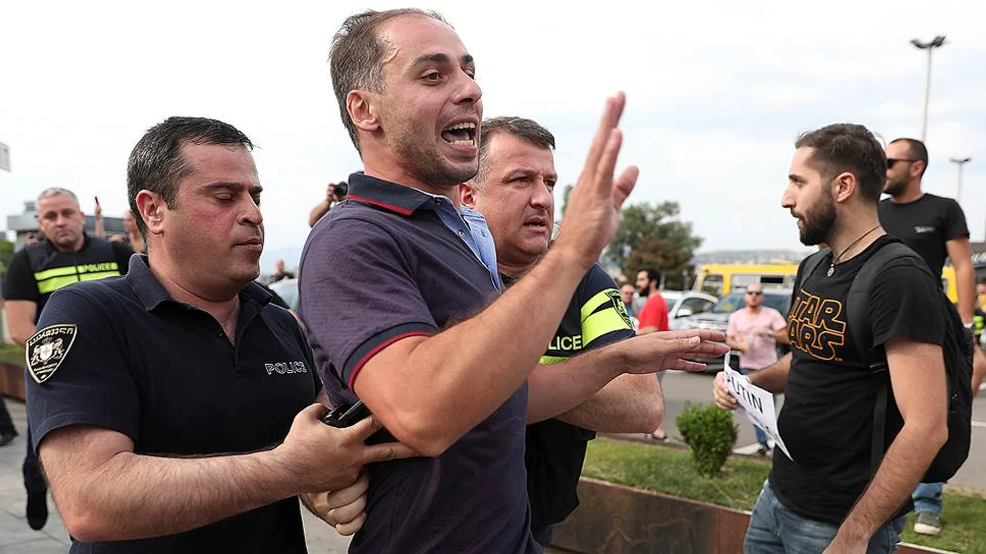 Капитал - В Тбилиси полиция оттеснила митингующих от здания парламента