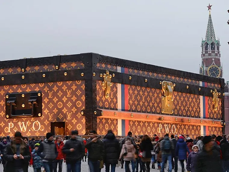Капитал - Чемодан Louis Vuitton на Красной площади вызвал возмущения