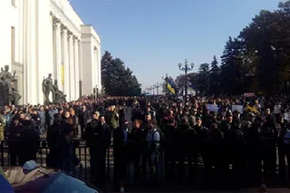 Капитал - Националисты забросали здание Рады коктейлями Молотова