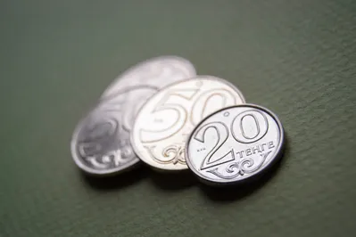 Тенге завершает неделю небольшим снижением