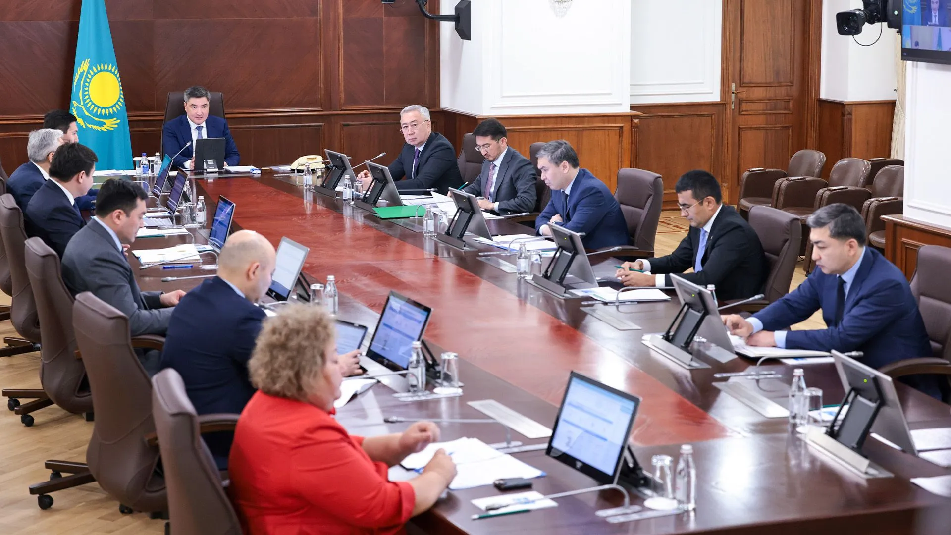 Акимы и министры должны лично заниматься вопросами привлечения инвестиций - премьер