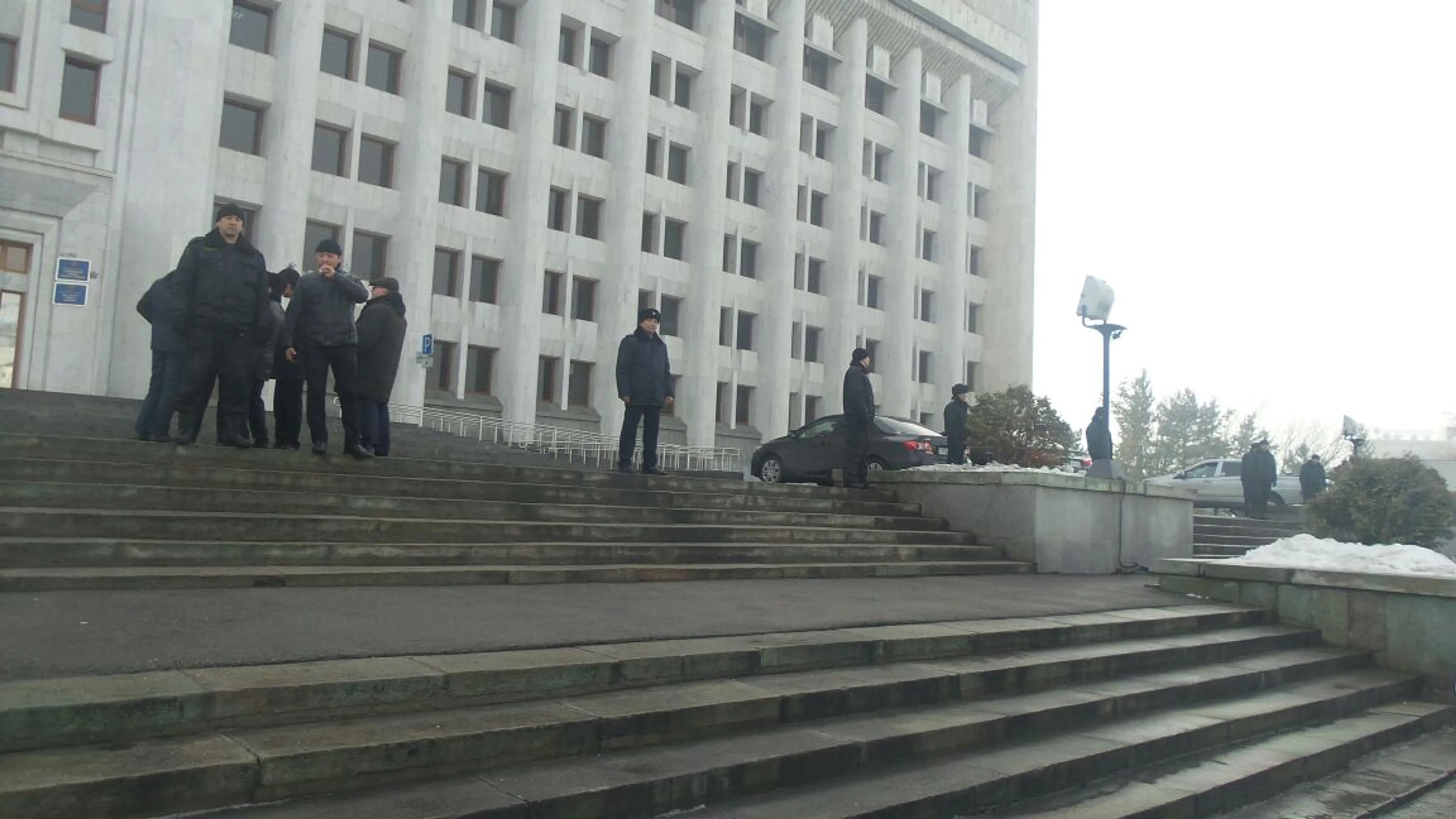 Капитал - Эвакуированы сотрудники акимата и ряда телеканалов