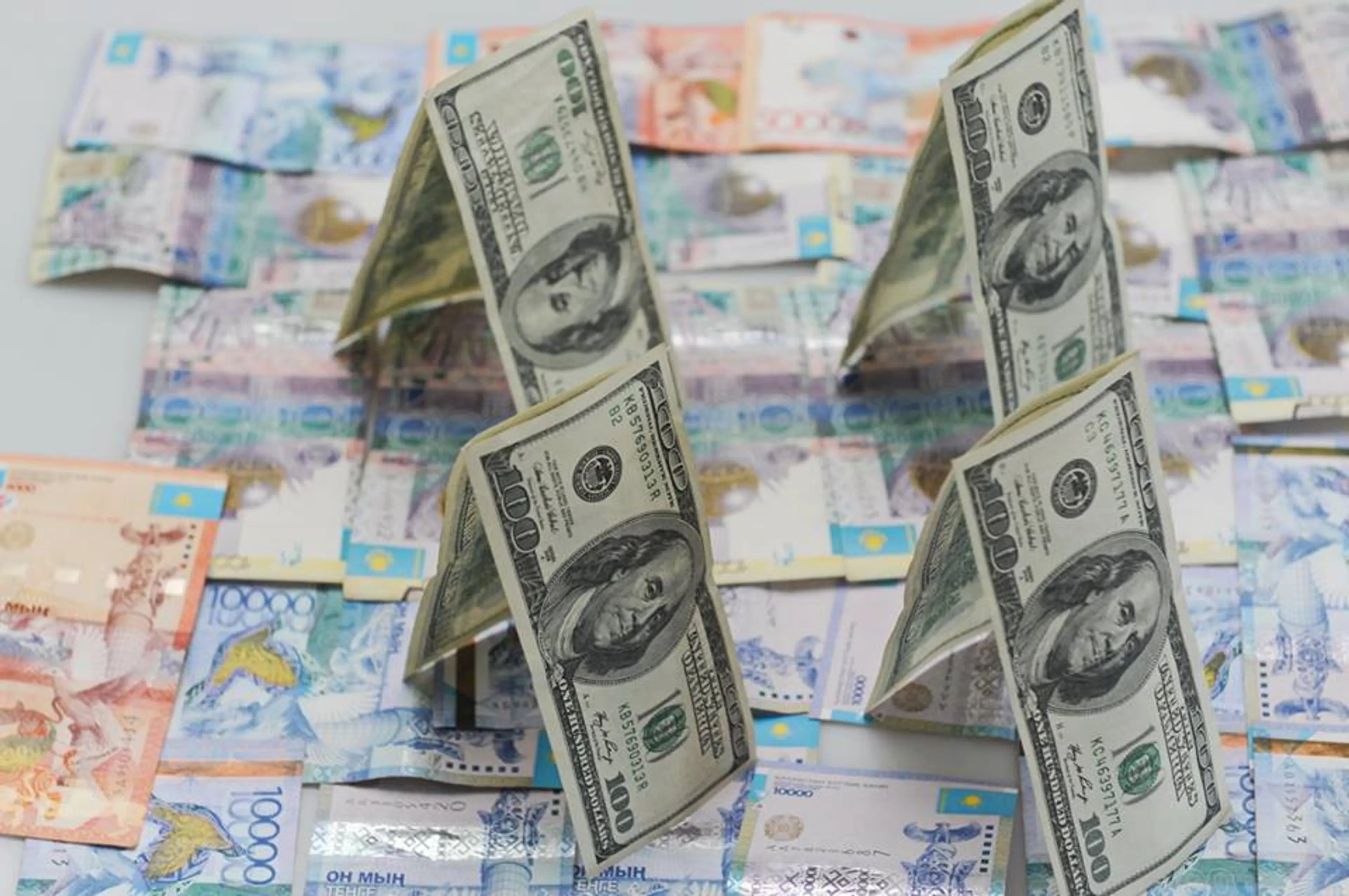 Капитал - На дневных торгах доллар продолжил укрепляться