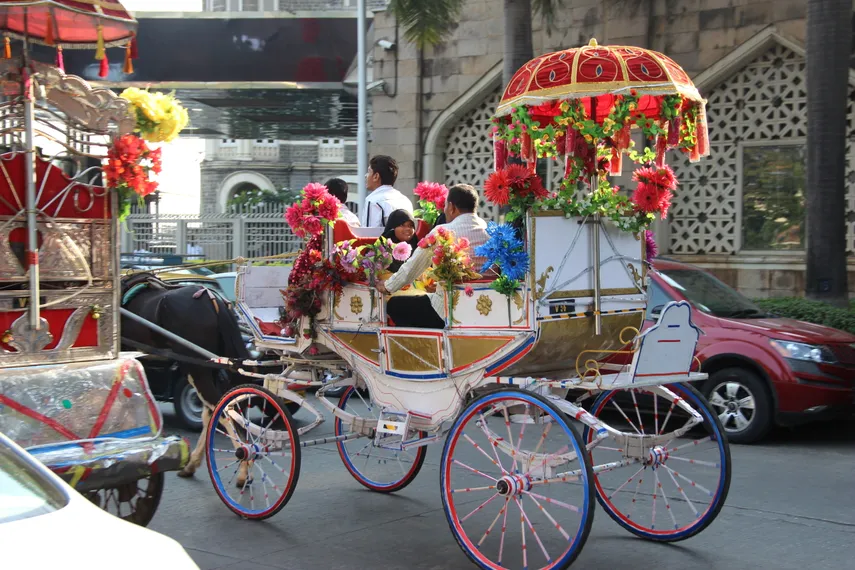 Капитал - Lamborghini на фоне бездомных