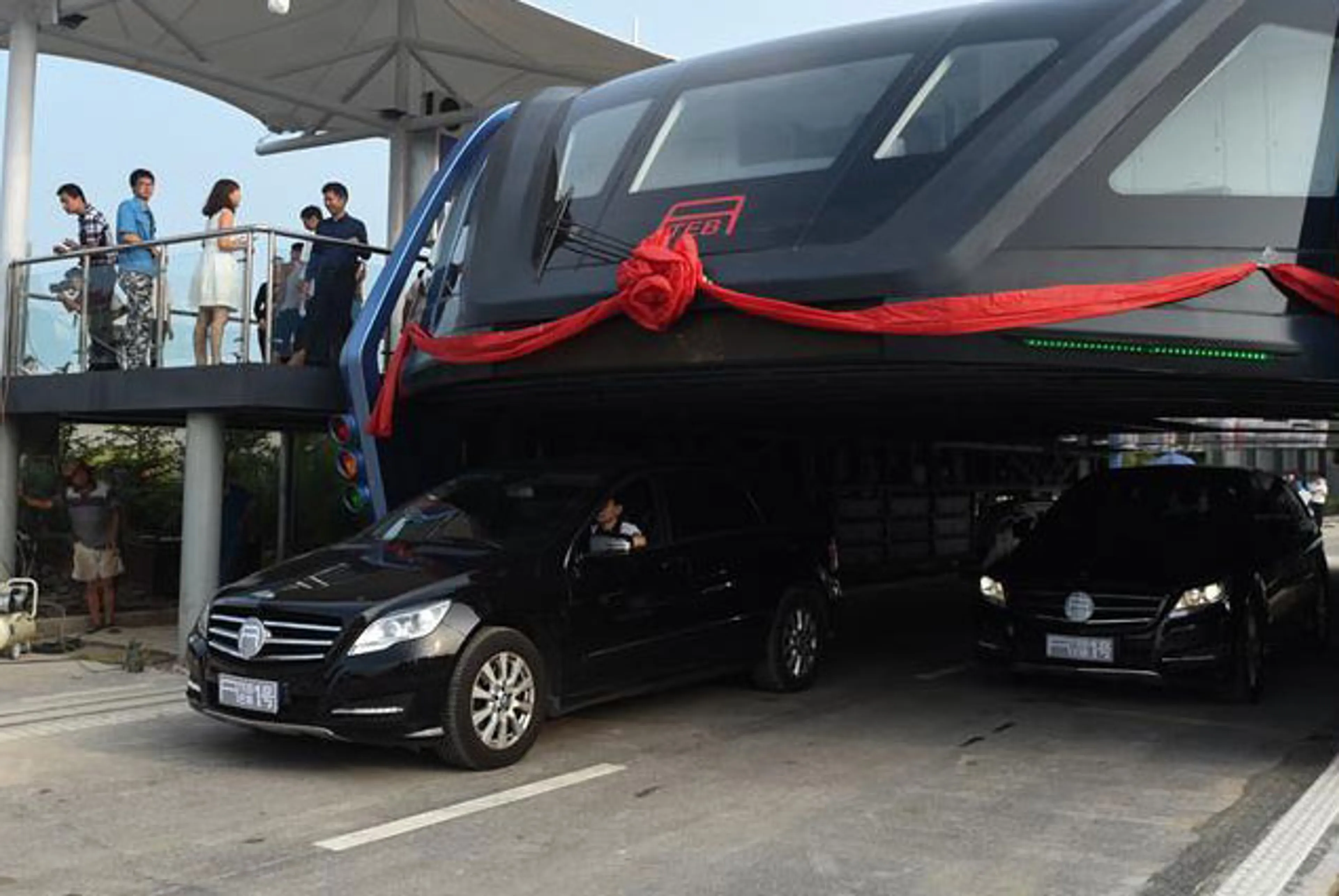 Капитал - Первый в мире автобус-портал представили в Китае