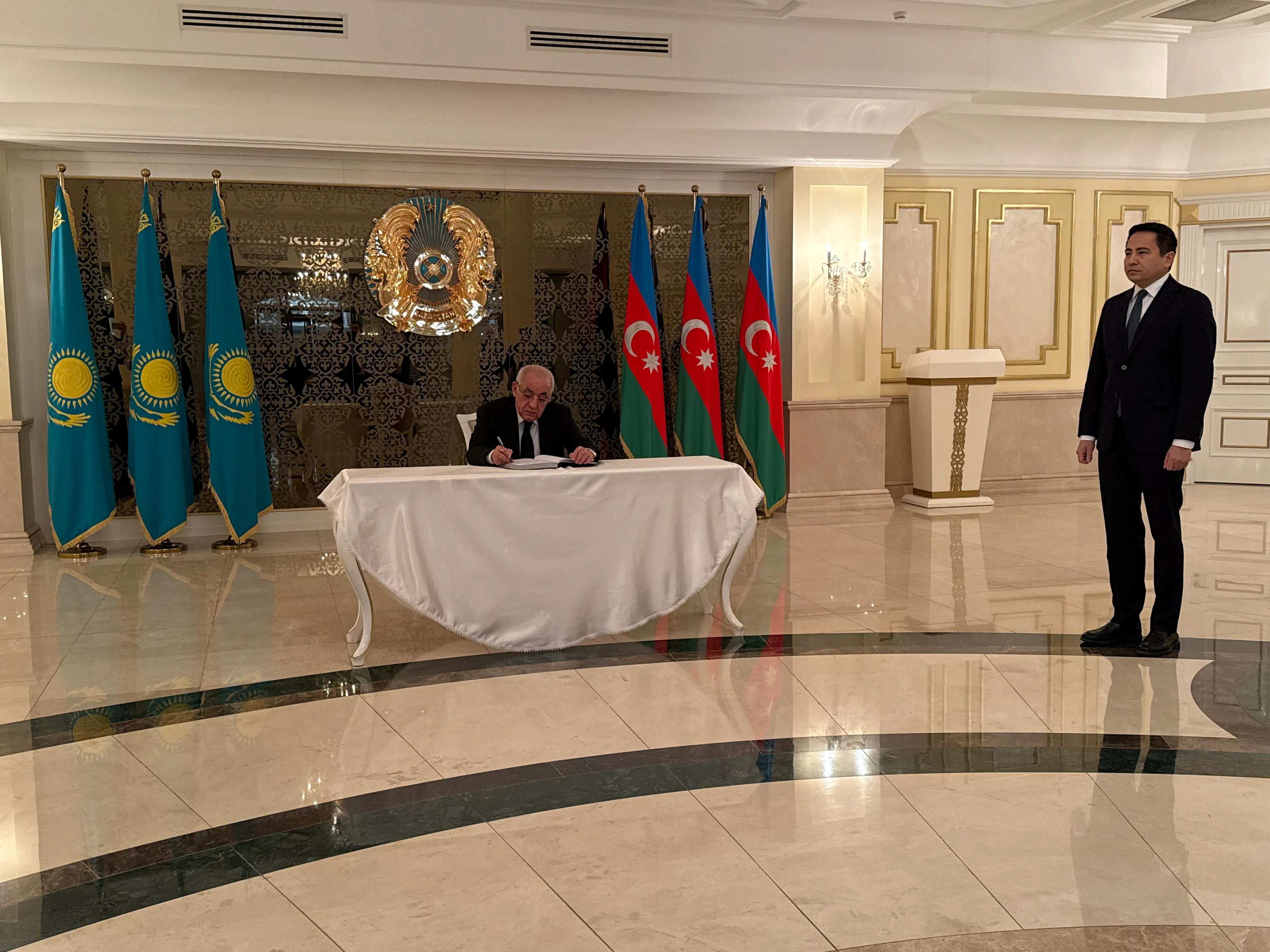 Капитал - Премьер-министр Азербайджана 
посетил Посольство Казахстана в Баку