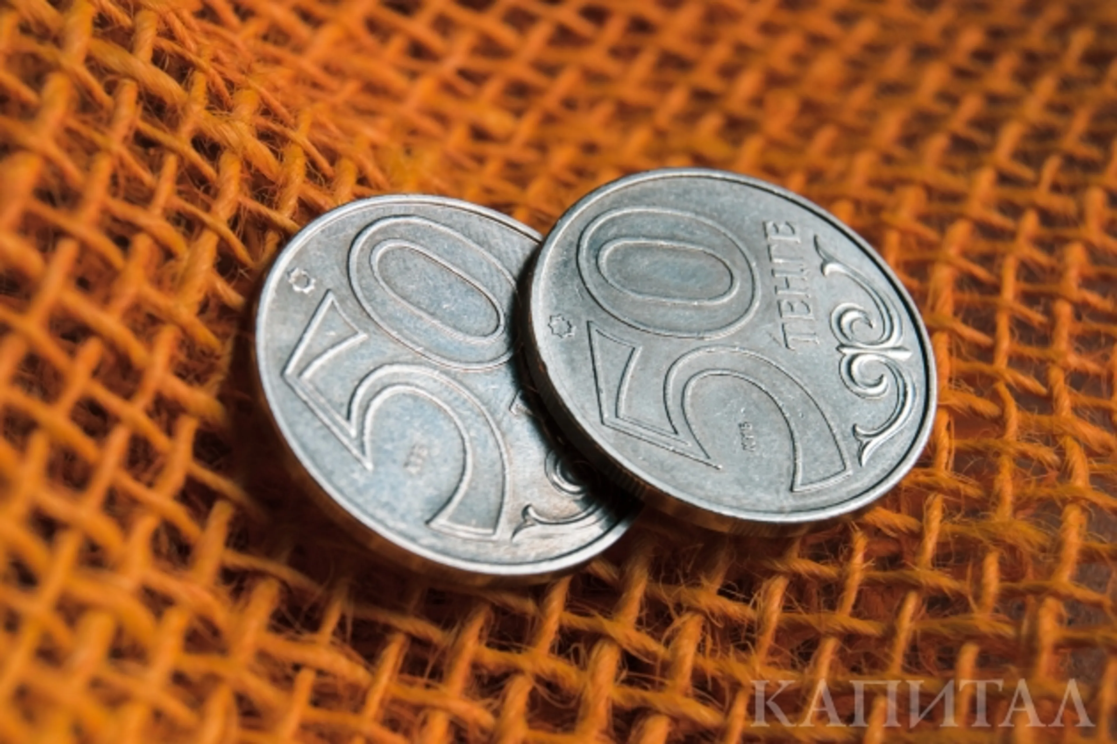 Капитал - Курс доллара на торгах составил 380,71