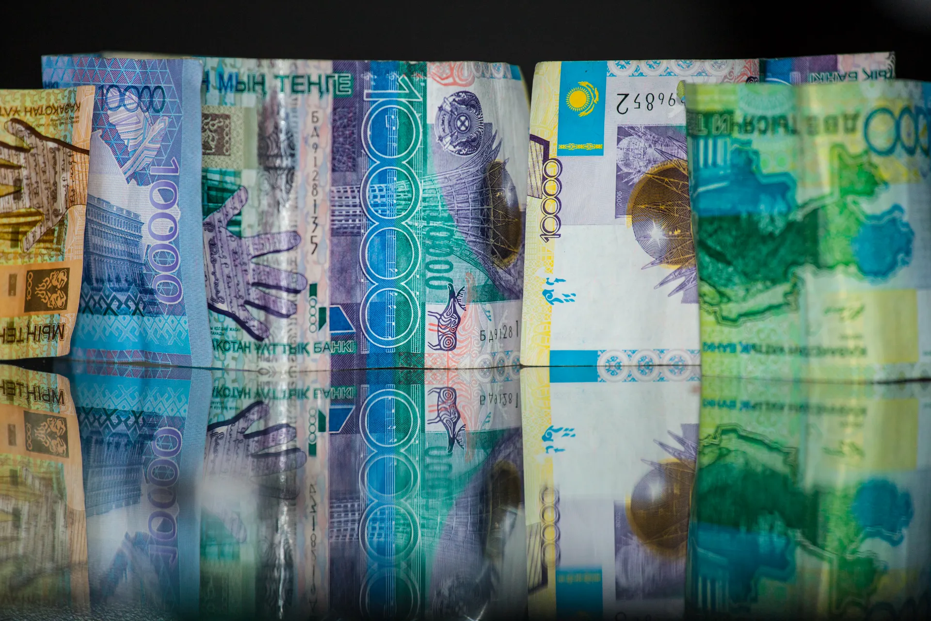 Капитал - За год тенге по отношению к доллару обесценился на 1,7%