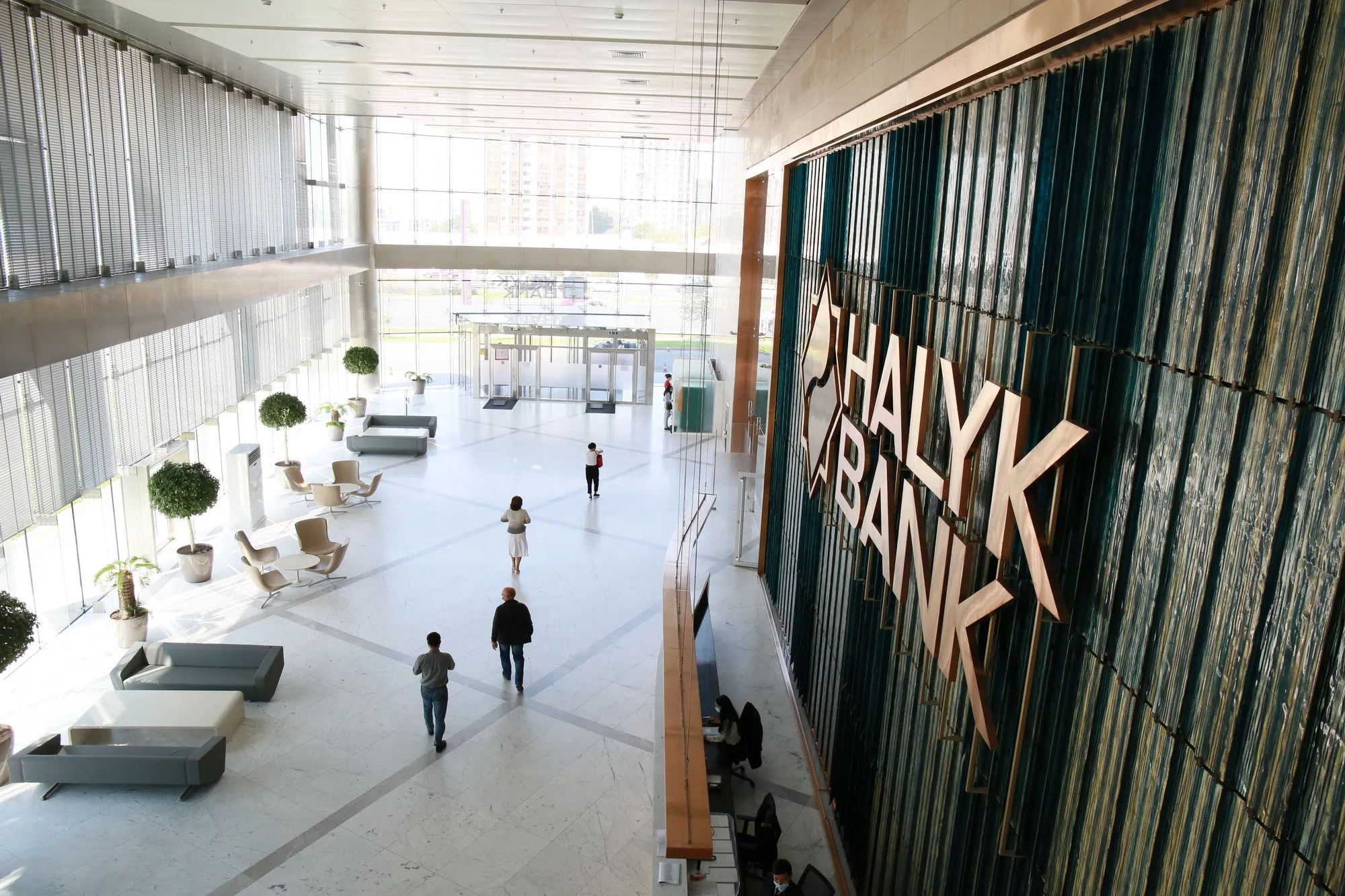 АЛМЭКС рассматривает частичную продажу своей доли в Halyk Bank