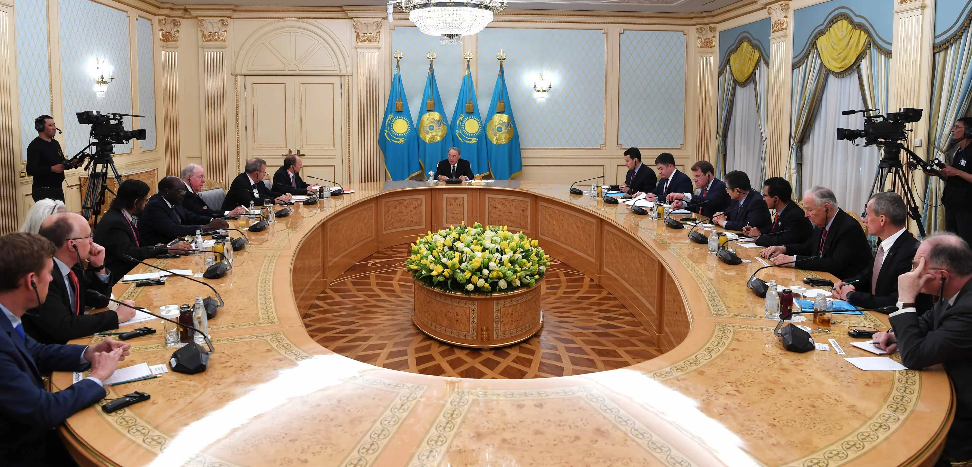 Капитал - Президент встретился с зарубежными экспертами