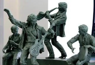 Капитал - Памятную скамейку Дос-Мукасан установят весной 2014 года