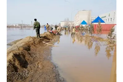 Спасатели откачивают воду в пострадавших от паводка районах Кокшетау
