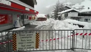 Капитал - В горах Швейцарии из-за снегопада застряли тысячи туристов