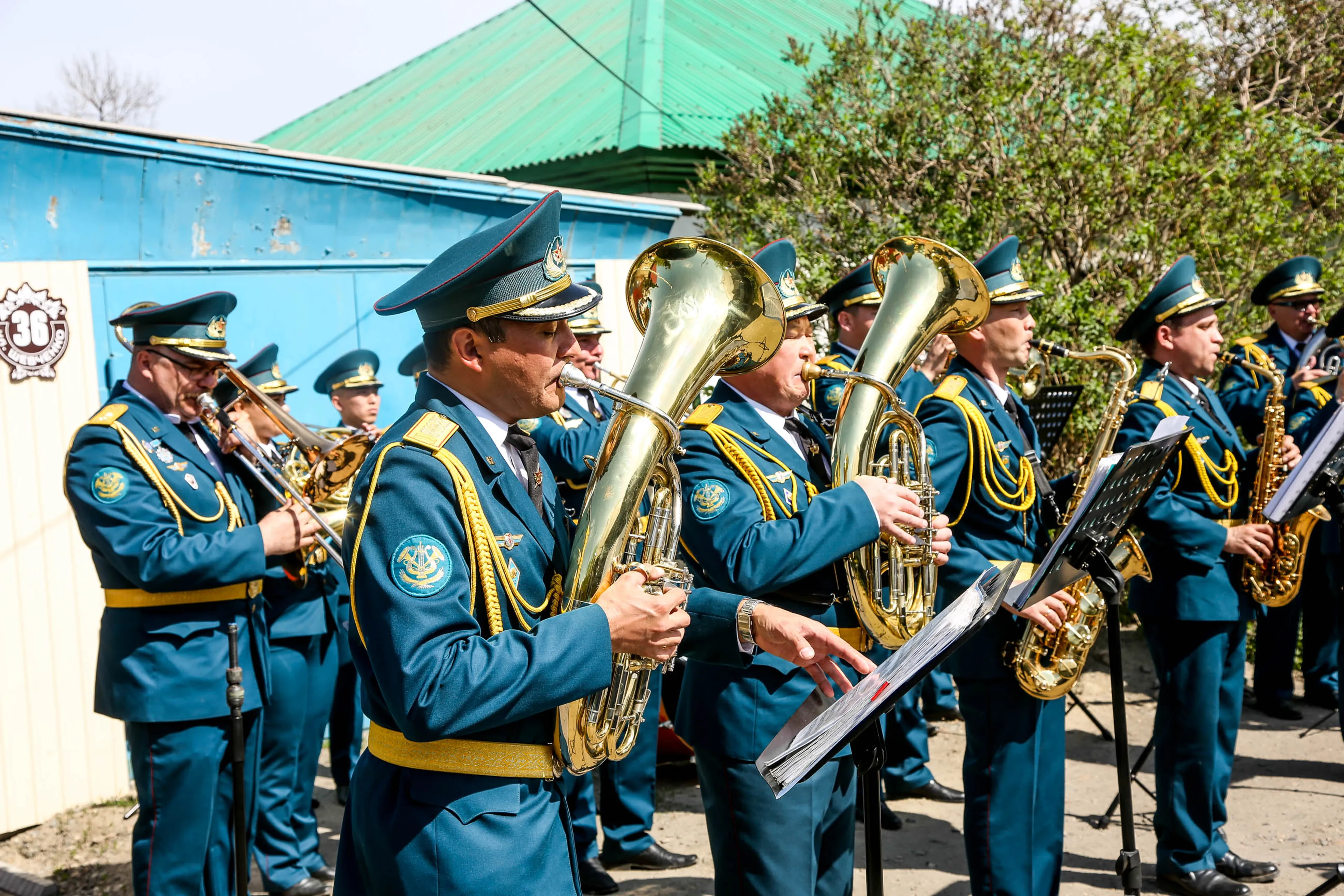 Оркестр на дом: «Казцинк» необычно поздравил ветеранов - фото kapital.kz
