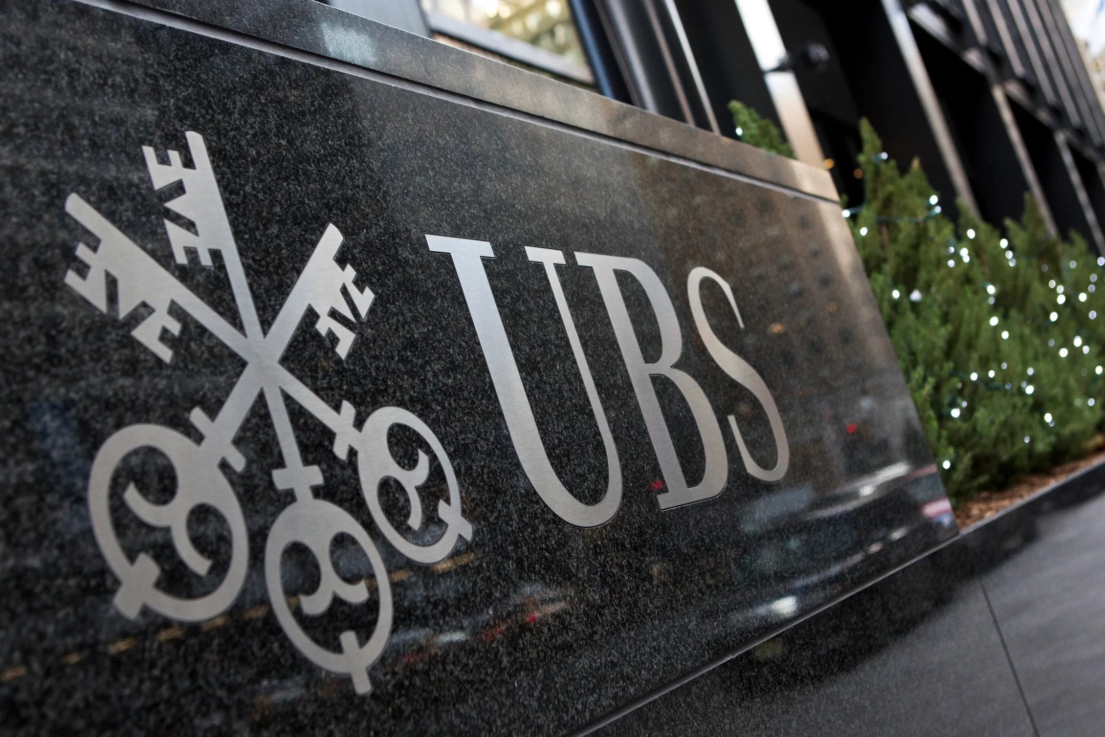 Бывший сотрудник UBS требует $1 млн из-за увольнения - Image Kapital.kz