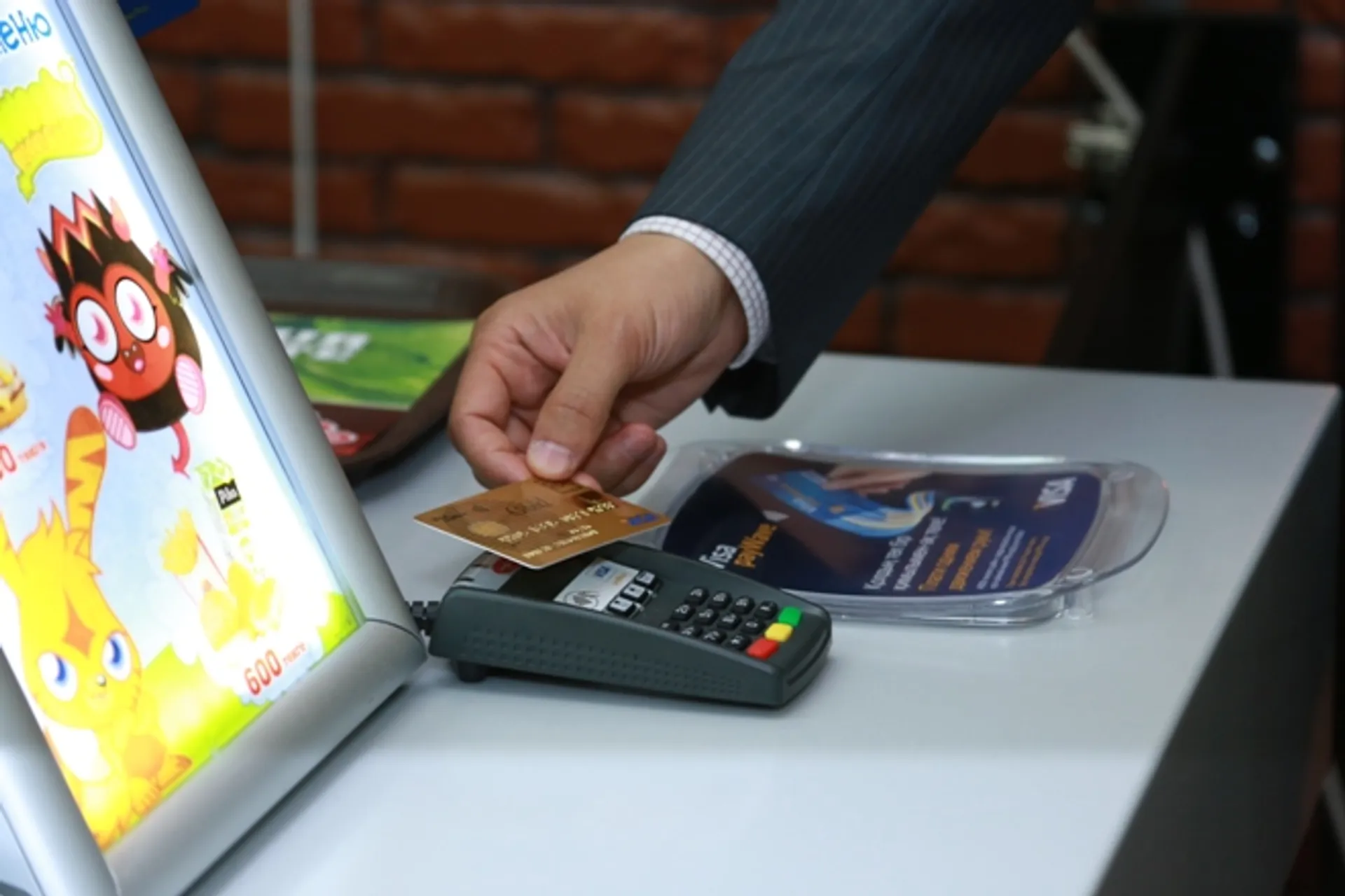 Капитал - Все больше казахстанцев расплачиваются безналично