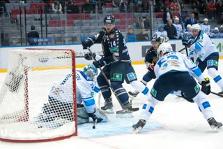 Капитал - Шестиматчевую выездную серию «Барыс» начал с победы