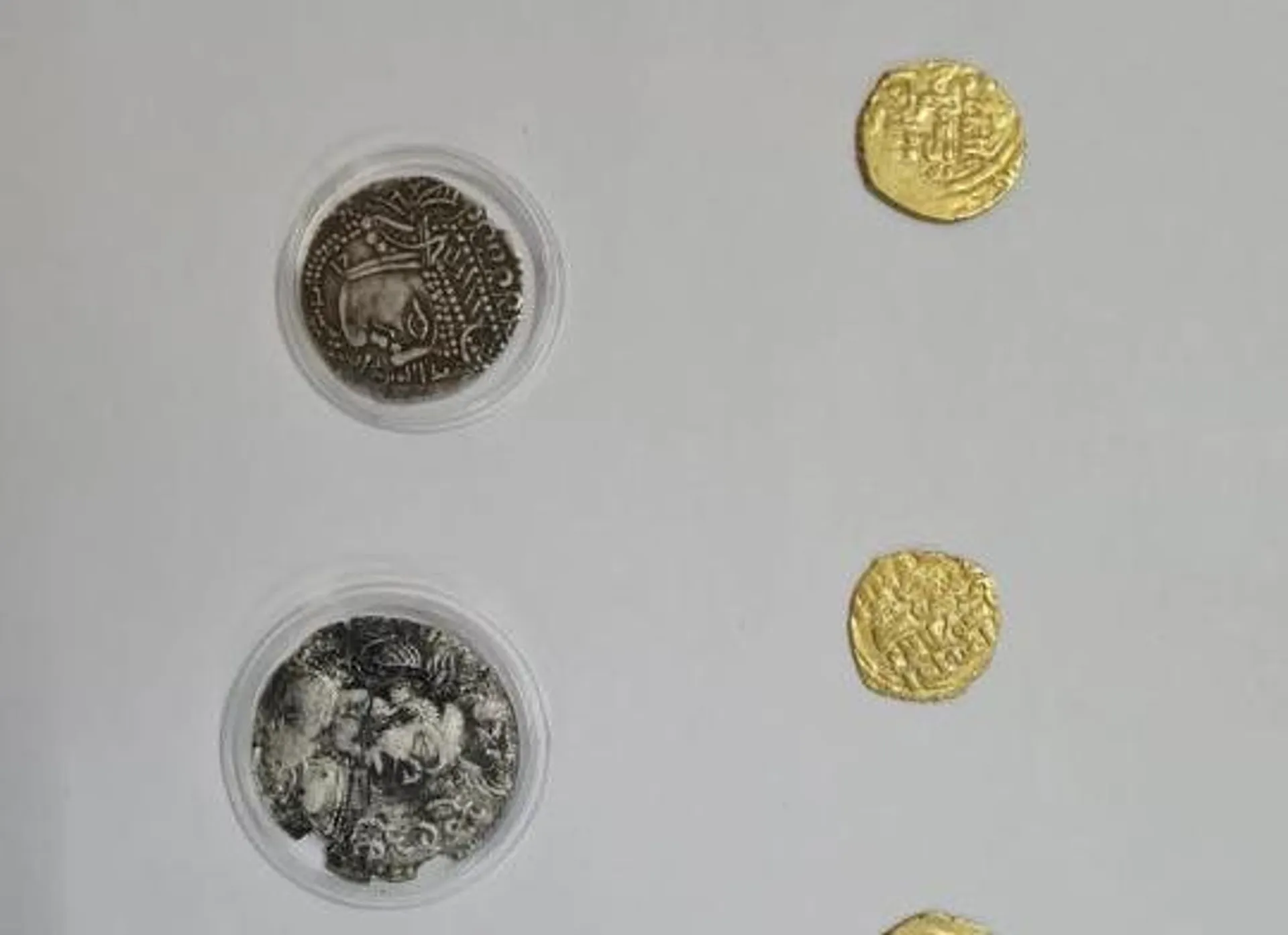 Капитал - Через аэропорт Алматы в США хотели вывезти старинные монеты