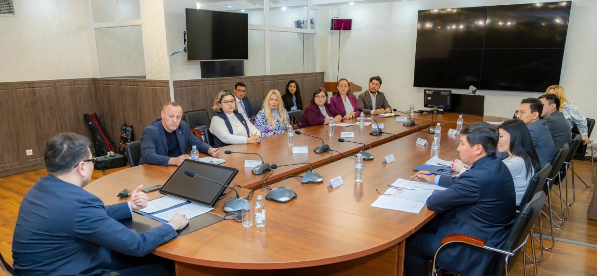 Капитал - Законность оплаты 10% за обслуживание в кафе и ресторанах обсудили с бизнесом