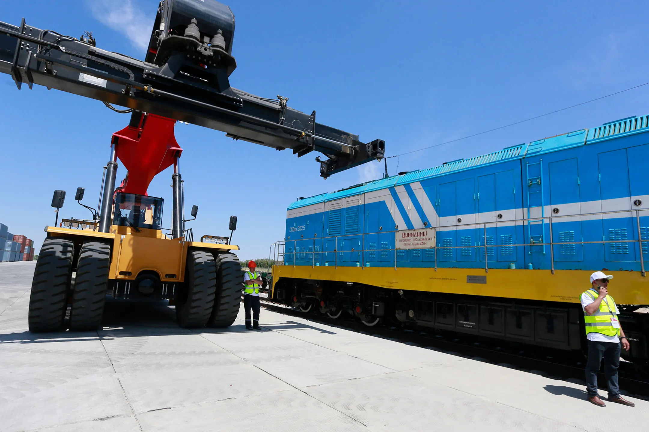 На фото: Встреча первого вагона в ТЛЦ «Жетыген»