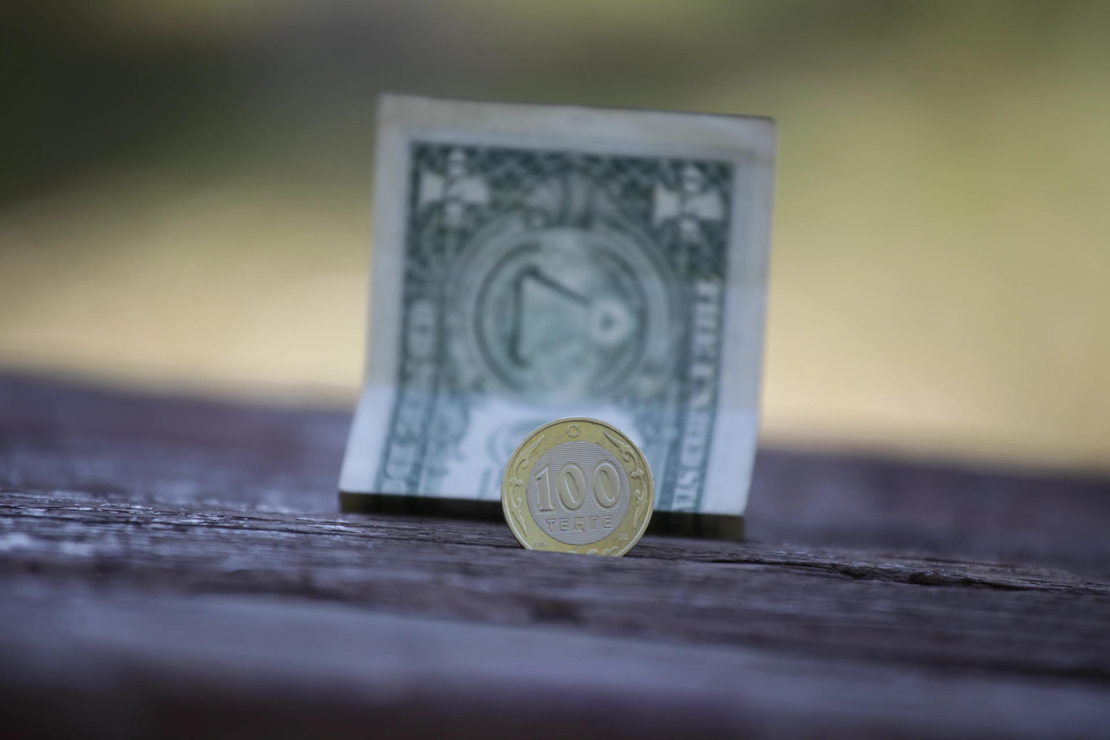 Капитал - За неделю нацвалюта к доллару подешевела на 3 тенге