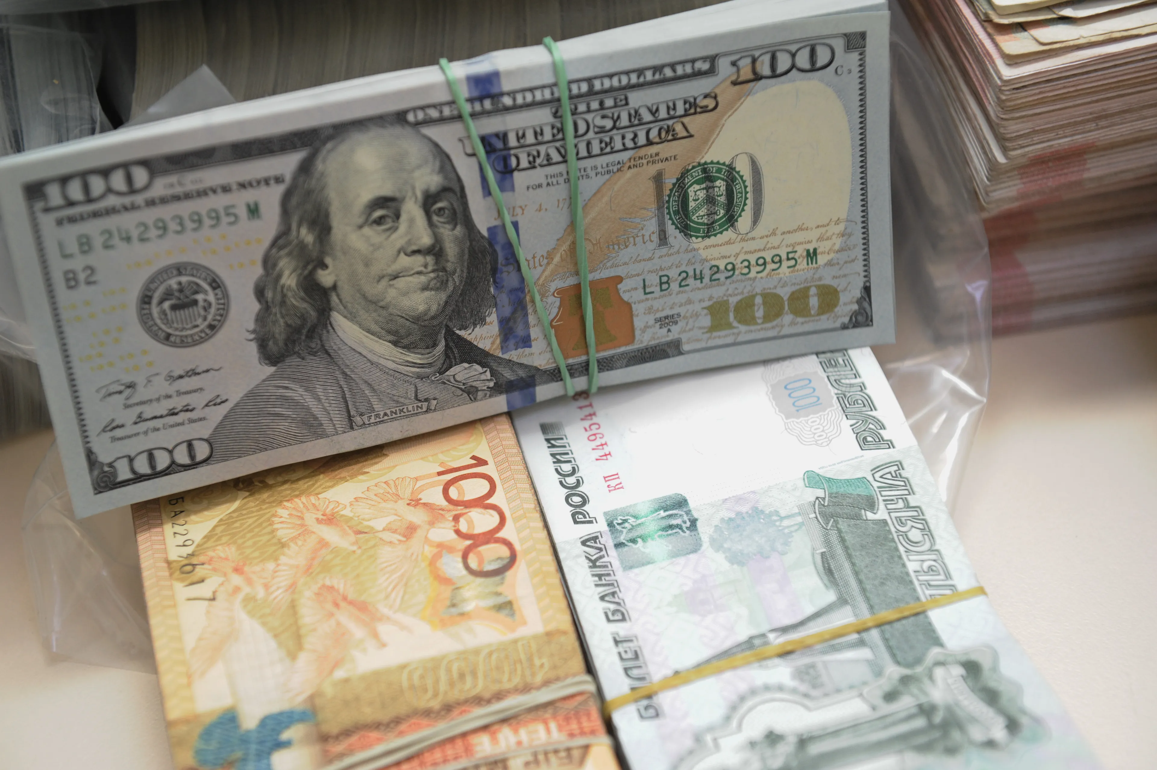 Капитал - Дневные торги: 333,02 тенге за доллар