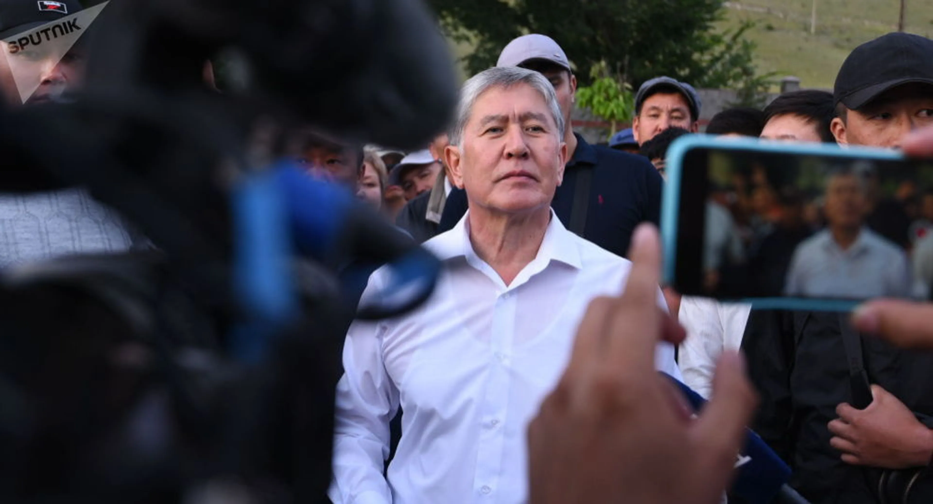 Капитал - Митингующие в Бишкеке заняли Белый дом и освободили Алмазбека Атамбаева