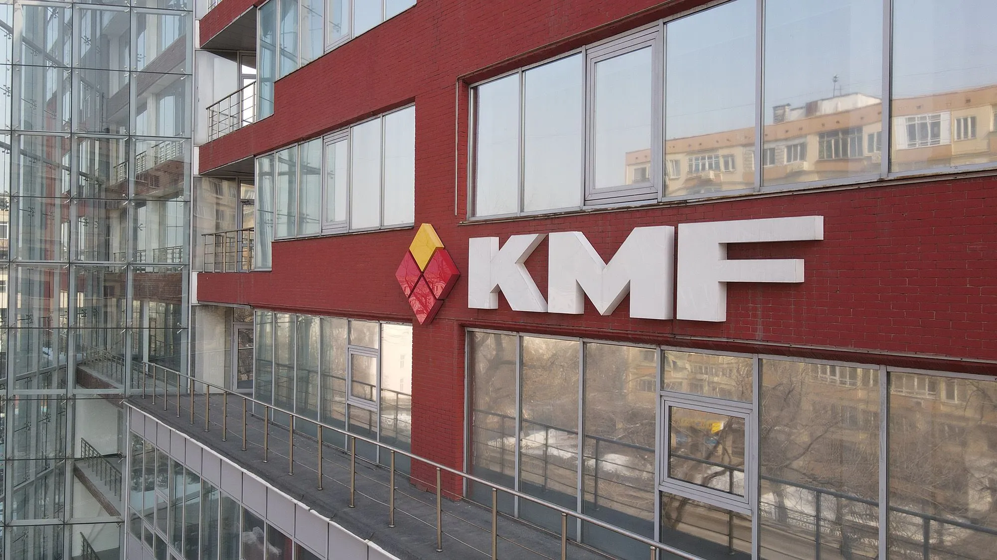 KMF до 3 августа приостанавливает кредитование из-за трансформации в банк 