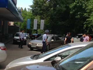 Капитал - Полиция эвакуирует сотрудников Жилстройсбербанка в Алматы