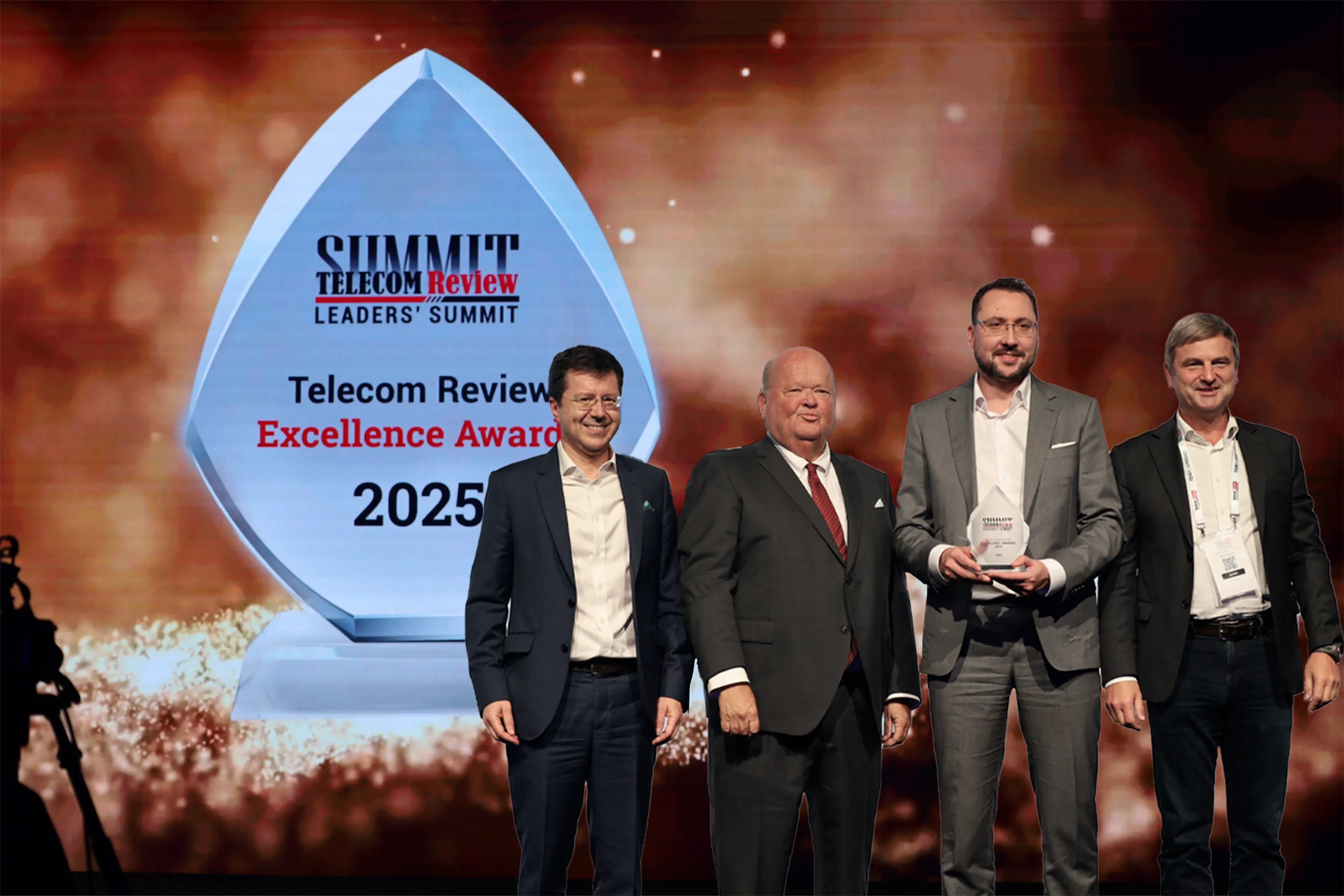 На фото CEO Telecom Group PIH Михаил Герчук, CEO Tele2/Altel Александр Бабичев, CTO Tele2/Altel Валентин Полозенко