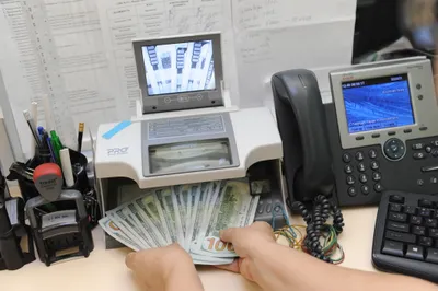 Доллар укрепляется третий день подряд