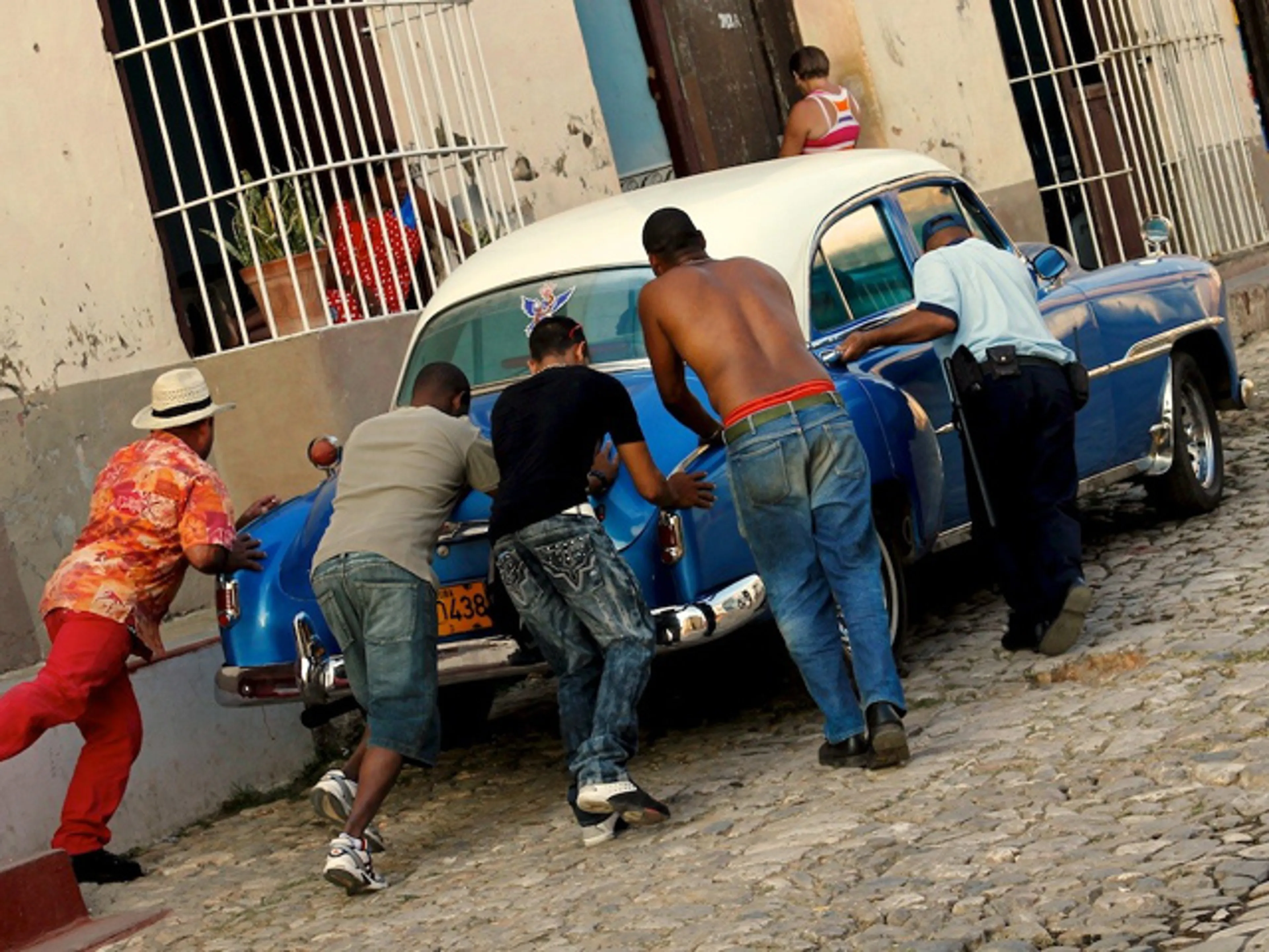 Капитал - Кубинцам разрешили покупку-продажу новых авто