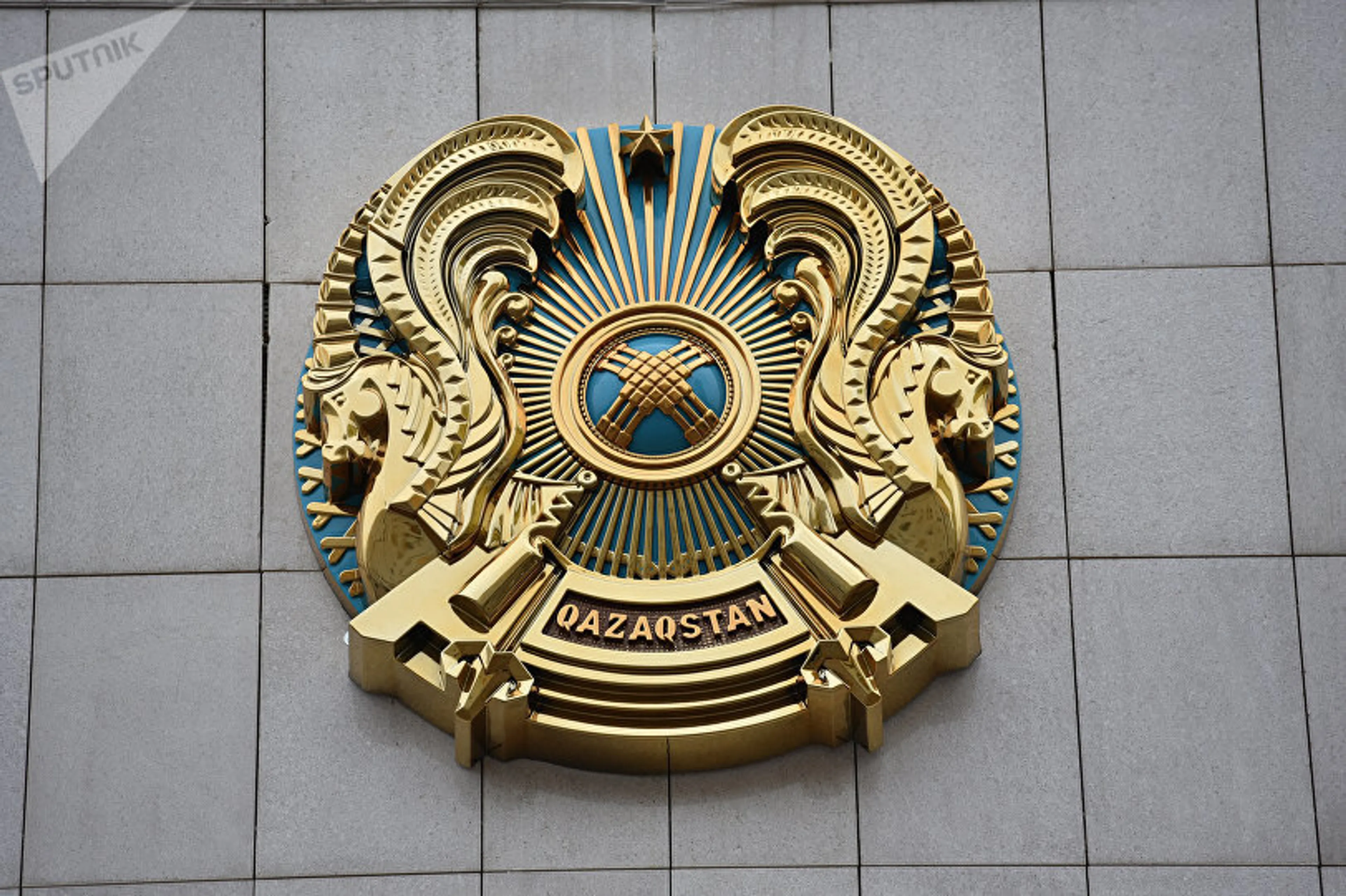 Капитал - Герб с надписью Qazaqstan установили на здании Акорды