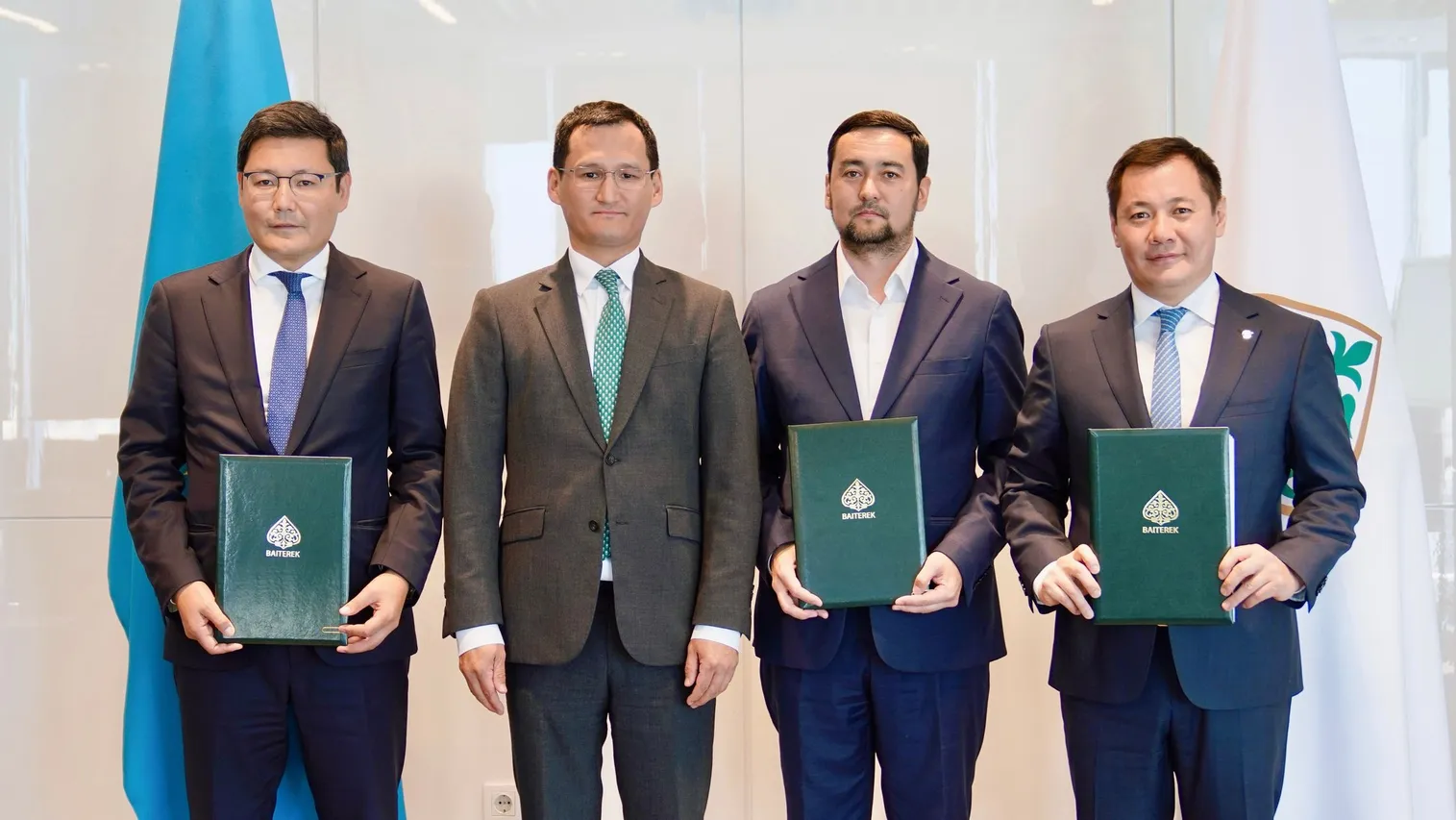 Фото пресс-службы Фонда «Даму»: Подписание договора о выдаче первой гарантии в рамках Гарантийного фонда –2