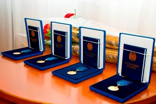 Капитал - Министр обороны вручил госнаграды родителям погибших военнослужащих