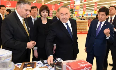 Президент РК купил казахстанские товары в гипермаркете Carrefour
