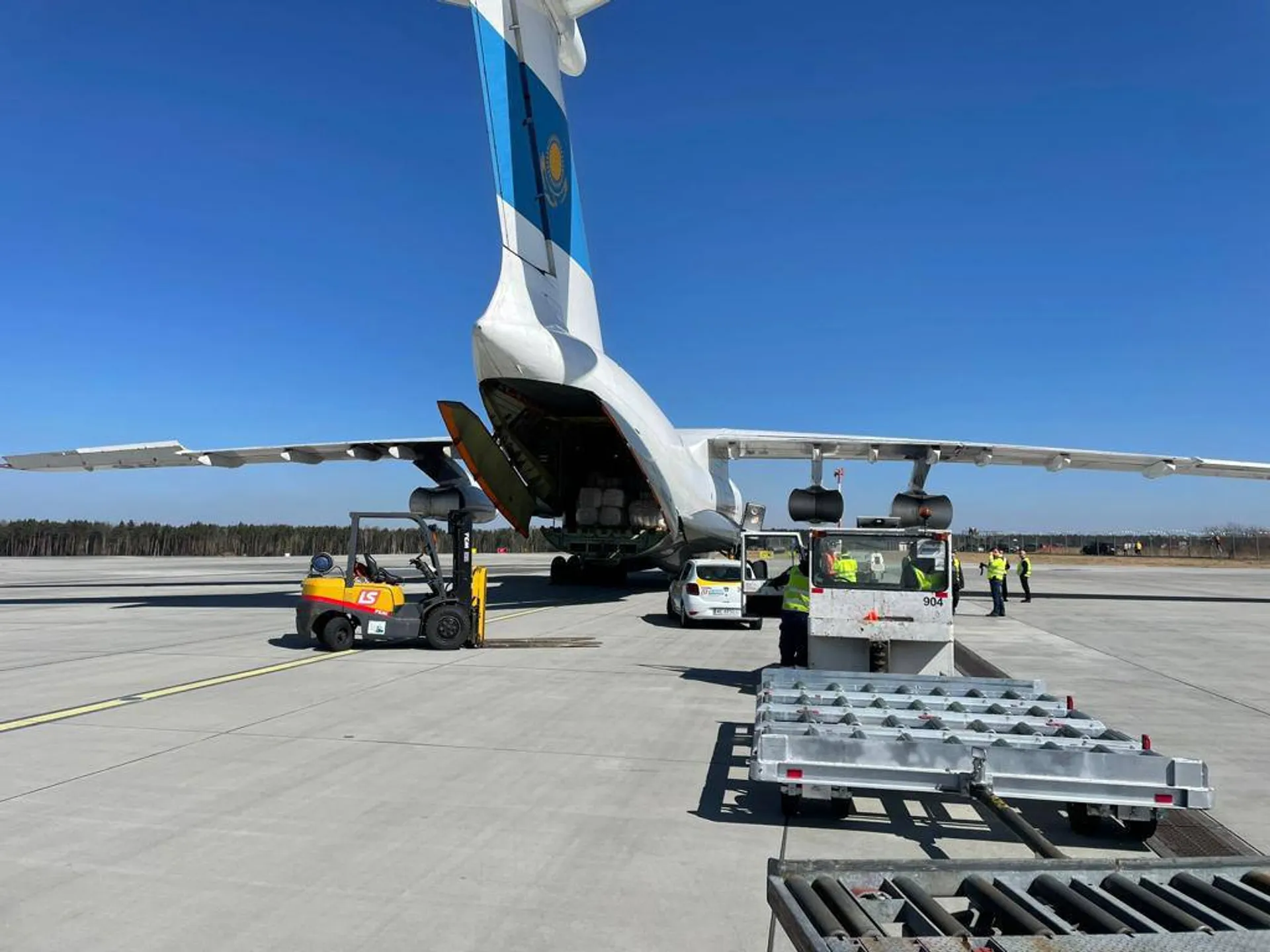 Капитал - Казахстан отправил в Украину новую партию гуманитарной помощи